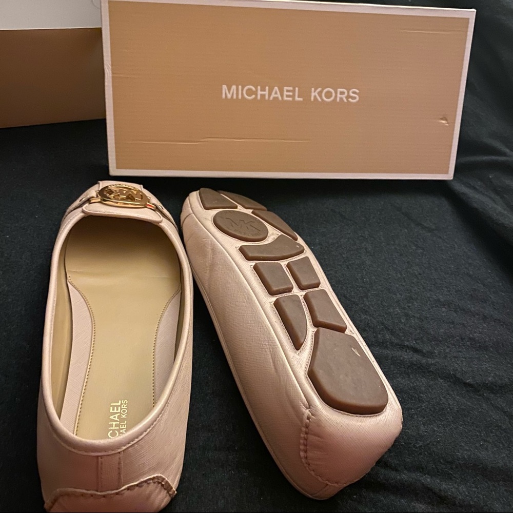 Beautiful soft pink flats. Only worn them once